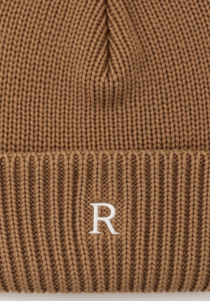 Bonnet brodé personnalisé camel en mérinos, monogramme R sur le revers