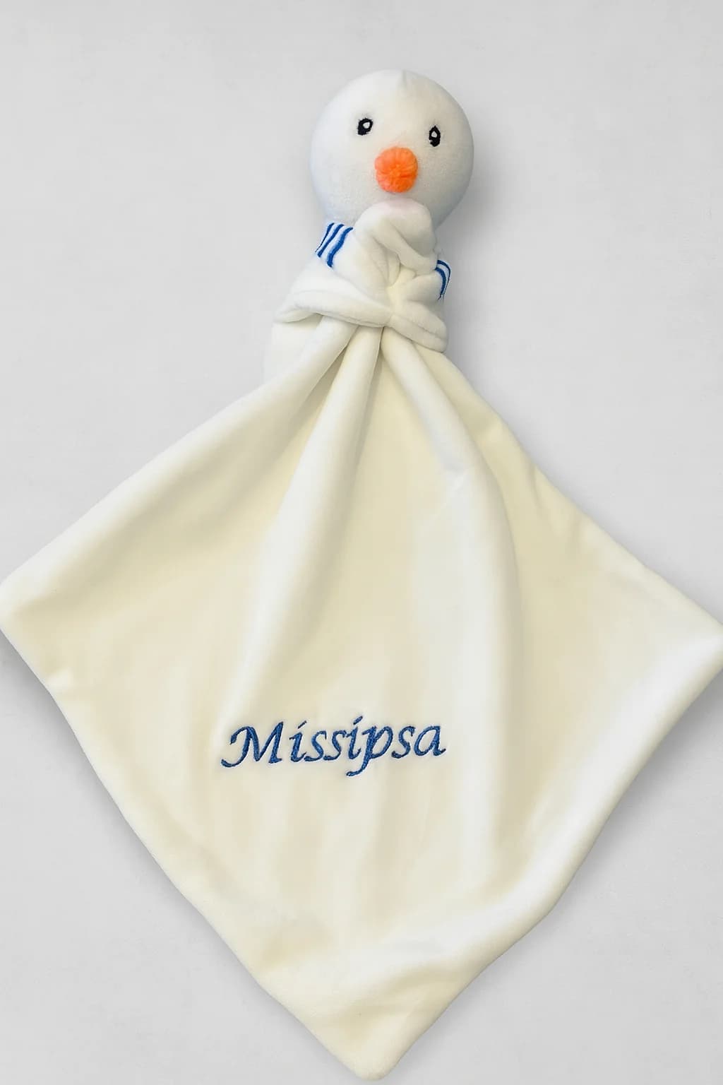Broderie prénom bébé : doudou blanc au prénom Missipsa en bleu