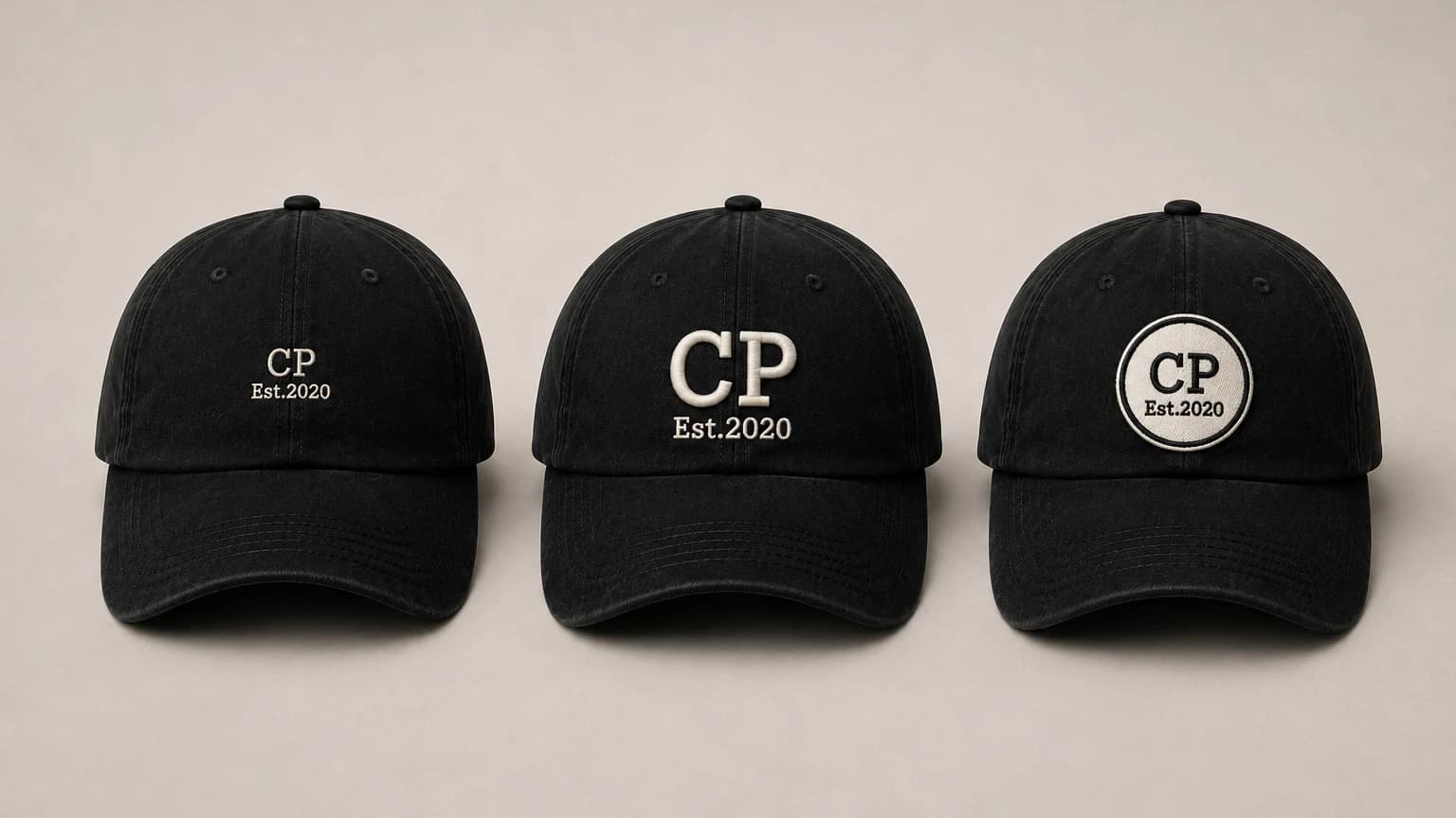 Broderie 3D puff, broderie plate et écusson sur trois casquettes noires