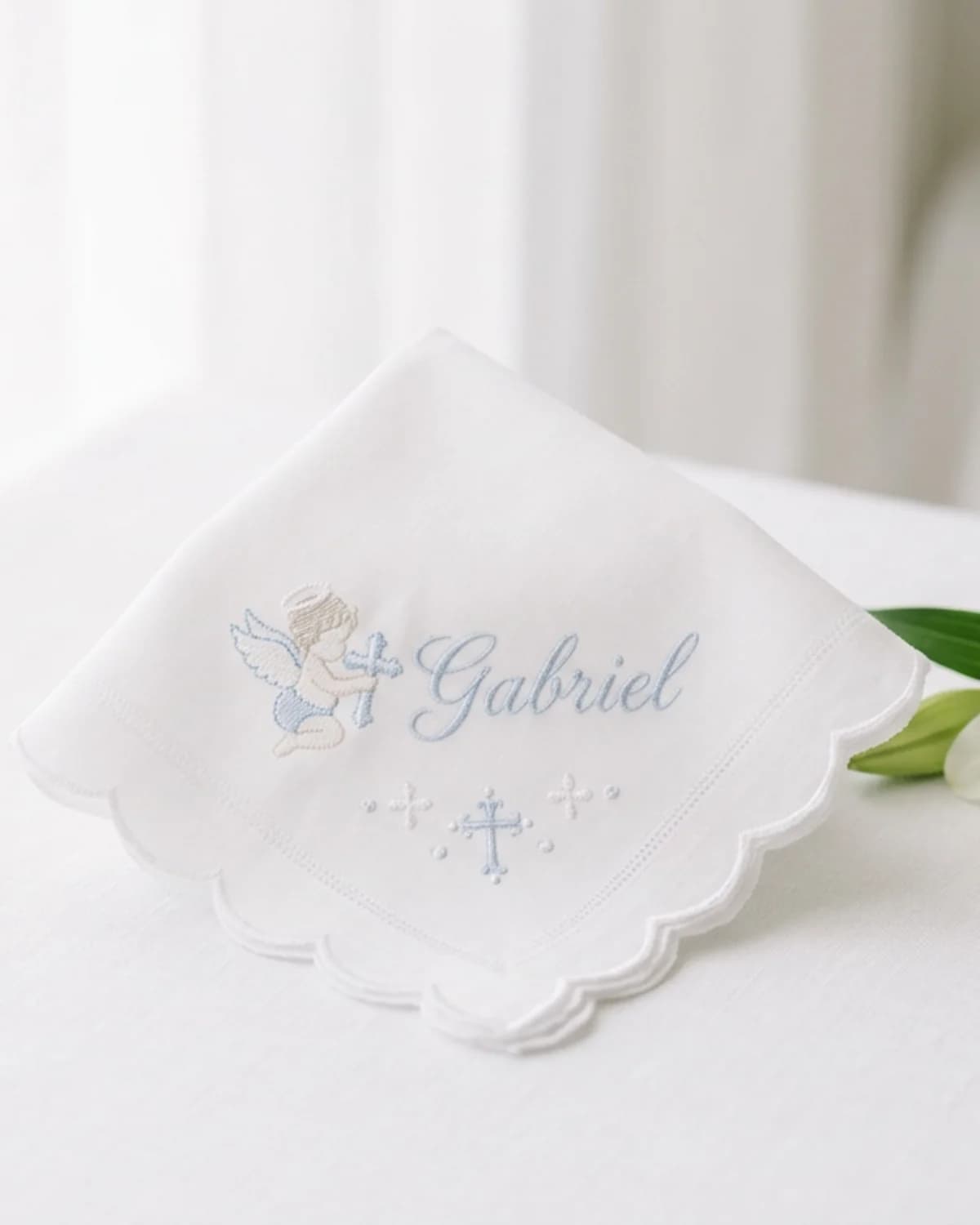 Broderie prénom bébé : serviette de baptême au prénom Gabriel