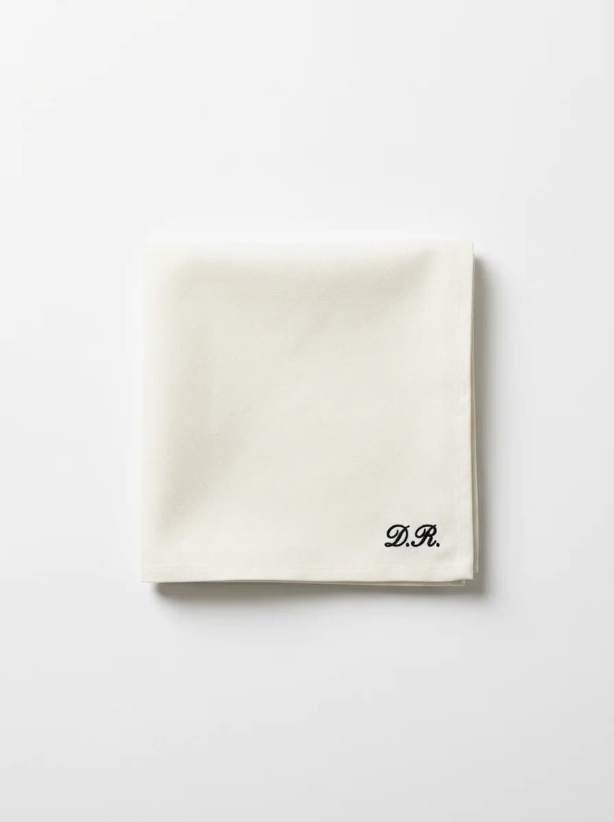Animation broderie : serviette de table brodée D.R.