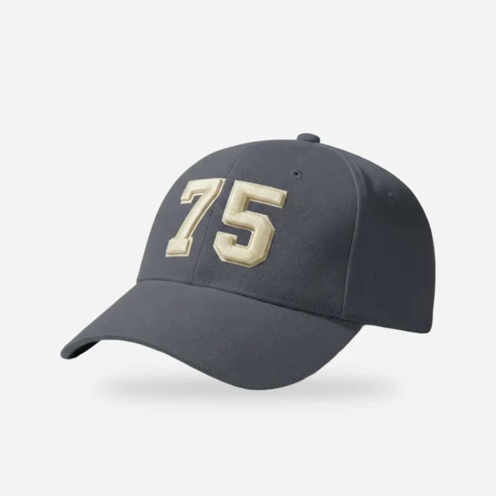 Casquette baseball anthracite brodée d'un 75 en relief, vue de trois quarts