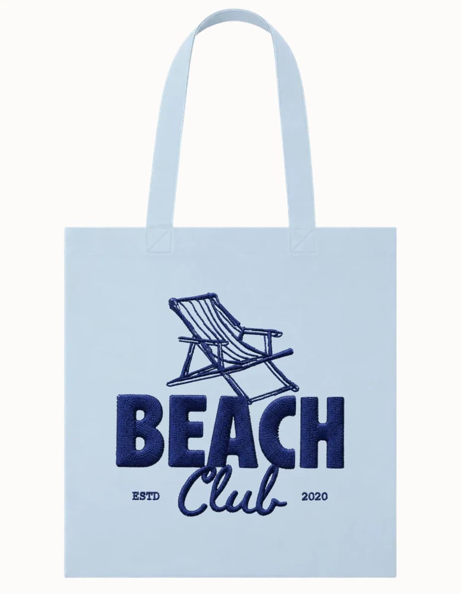 Animation broderie en direct : tote bag bleu ciel brodé Beach Club