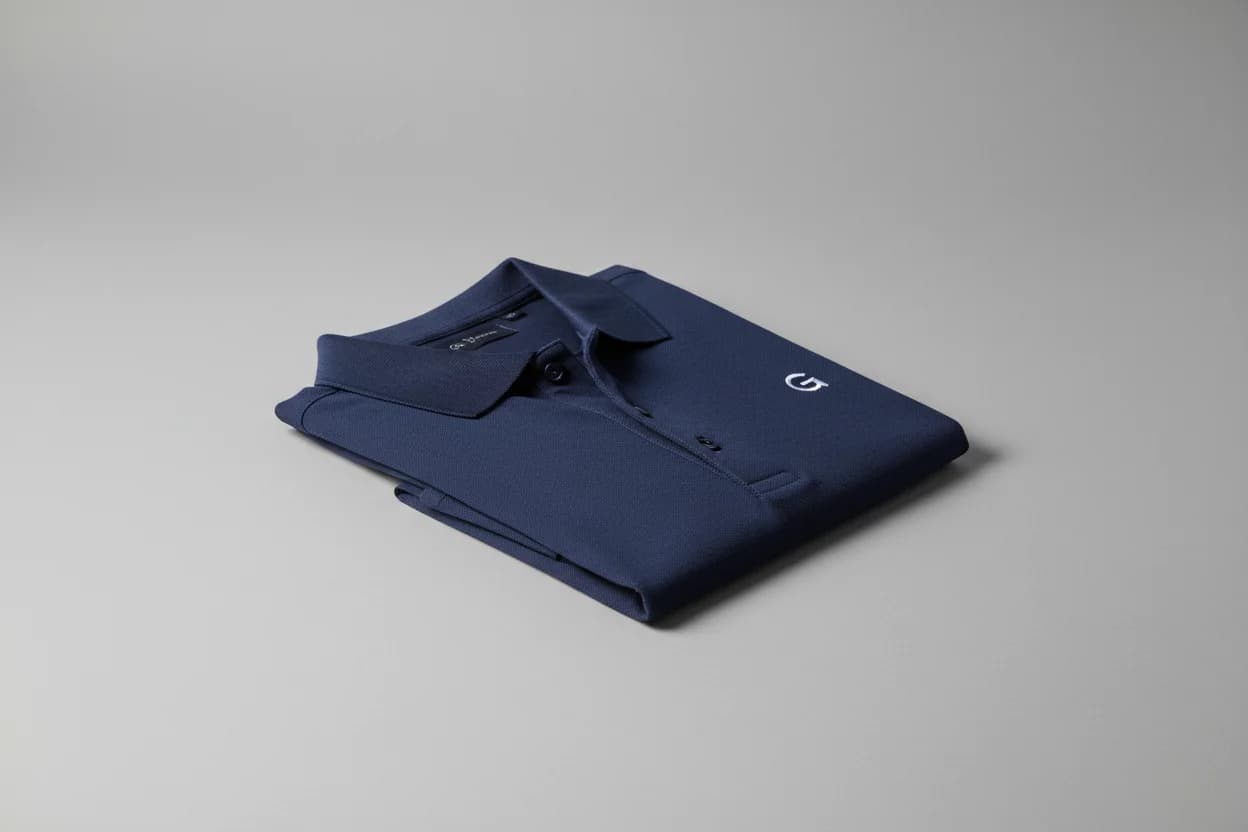 Broderie sur polo d'entreprise en coton piqué, logo côté cœur