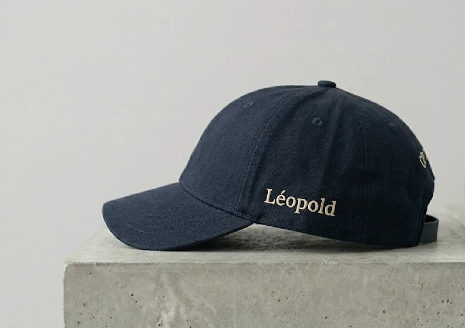 Broderie sur vêtement à Paris : casquette marine au prénom Léopold sur le côté