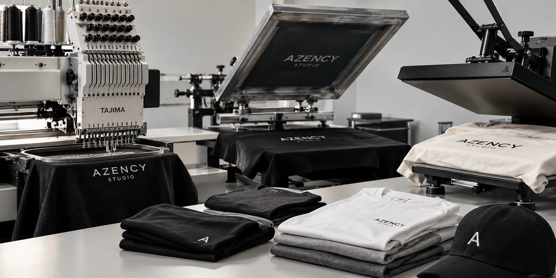 Devis personnalisation textile : brodeuse Tajima, écran de sérigraphie et presse à chaud de l'atelier Azency Studio, t-shirts et casquette marqués Azency