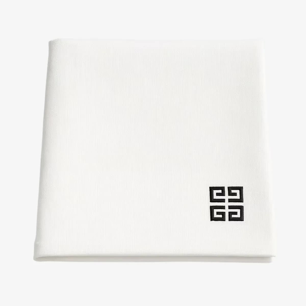 Broderie et impression personnalisées : serviette de table blanche brodée du logo Givenchy