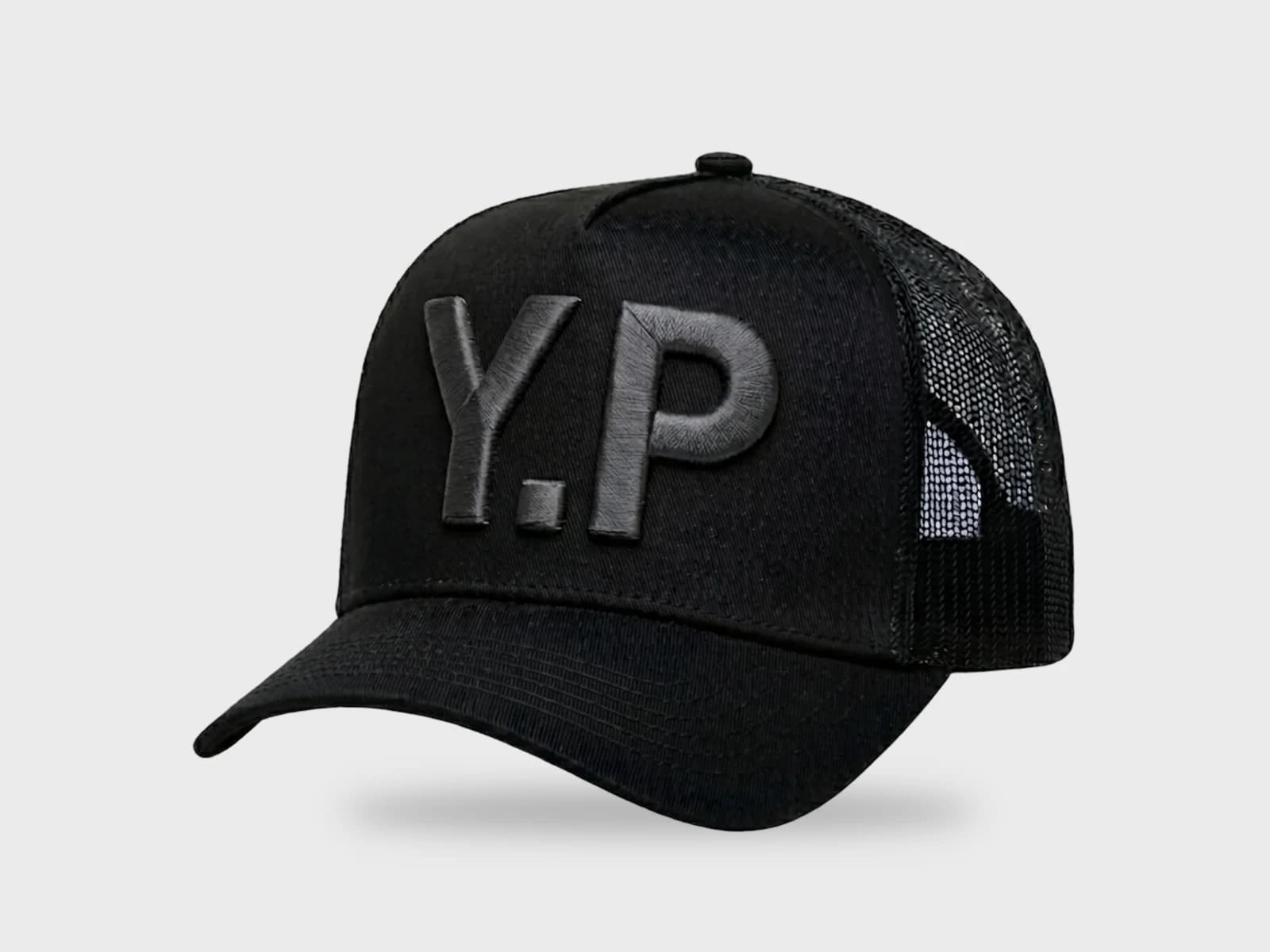 Broderie personnalisée en 3D puff : casquette trucker noire, initiales Y.P en relief
