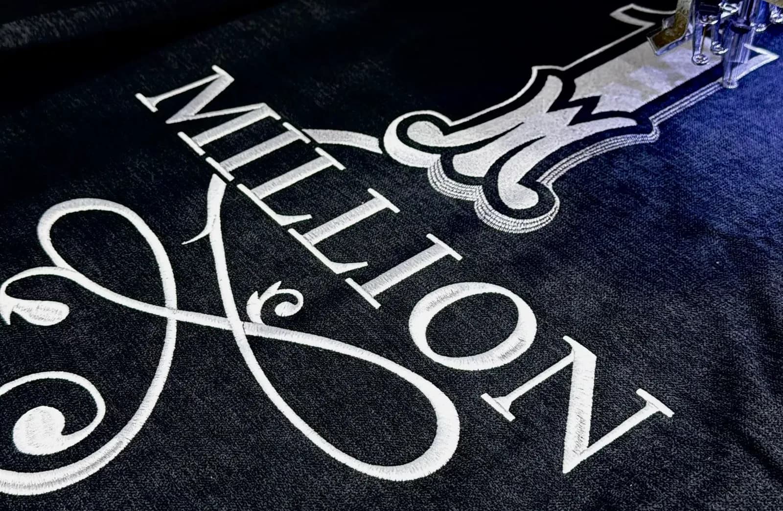 Broderie personnalisée du logo 1 Million de Rabanne sur rideau