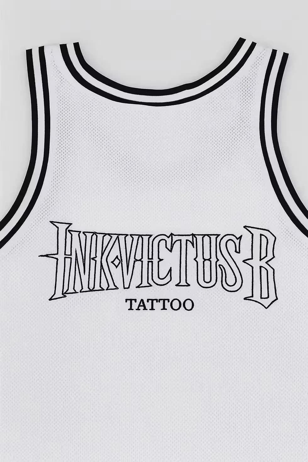 Broderie personnalisée du logo Inkvictus Tattoo sur débardeur blanc