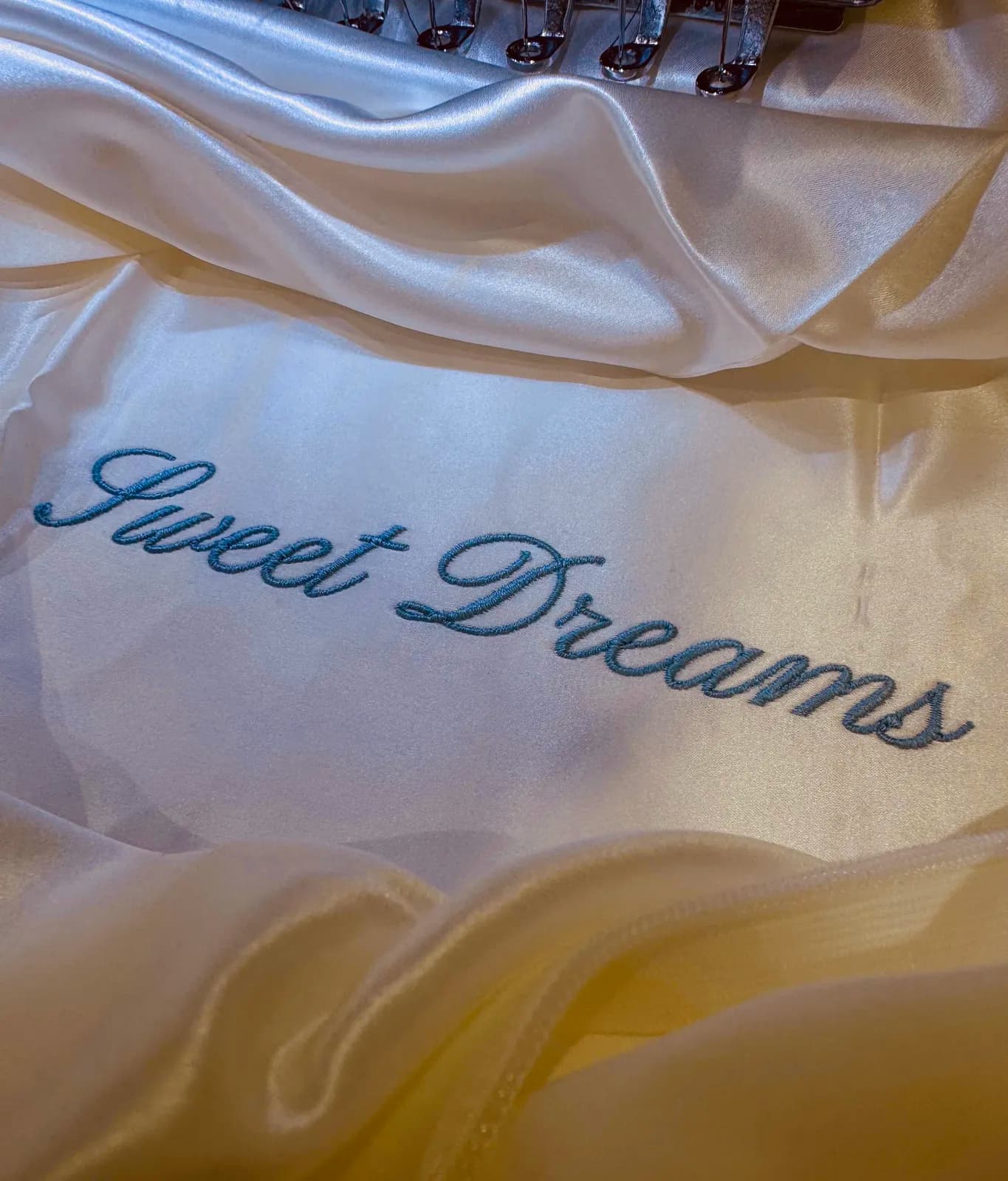 Taie d'oreiller en soie brodée « Sweet Dreams » en fil bleu