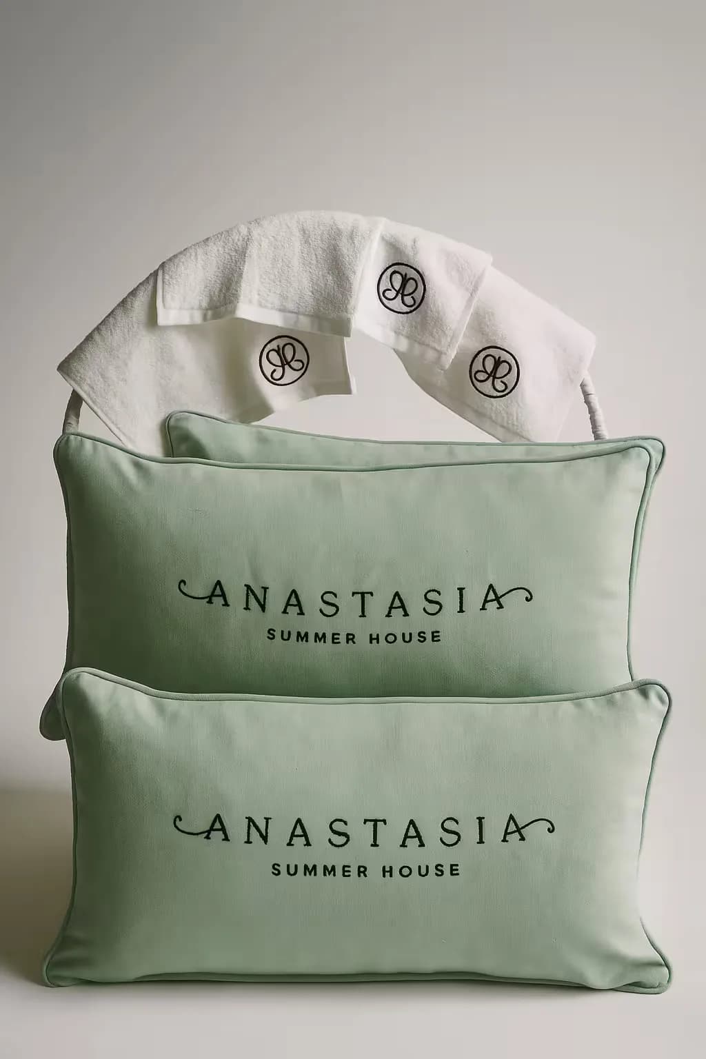 Coussin brodé personnalisé vert sauge, logo Anastasia Summer House et serviettes monogrammées