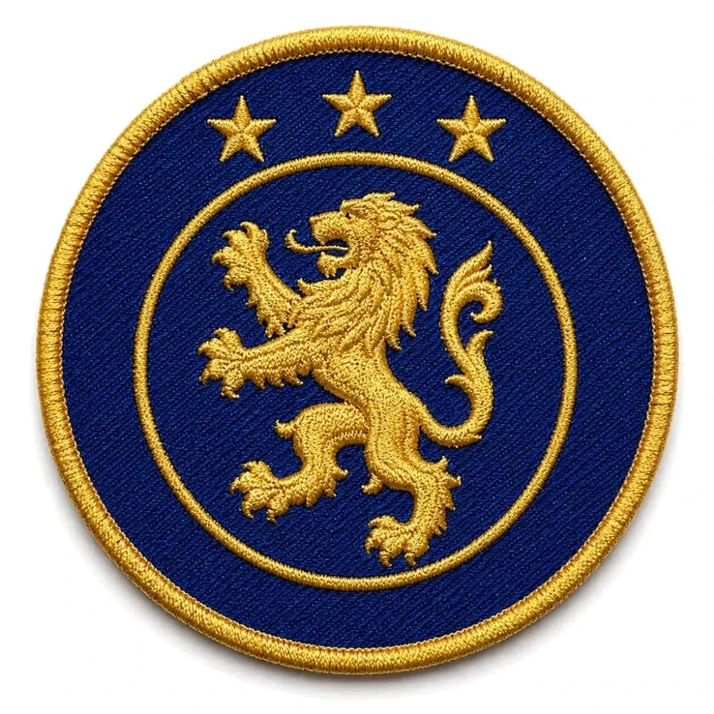 Écusson personnalisé brodé rond, lion rampant et trois étoiles en fil or sur fond marine, bord surjeté