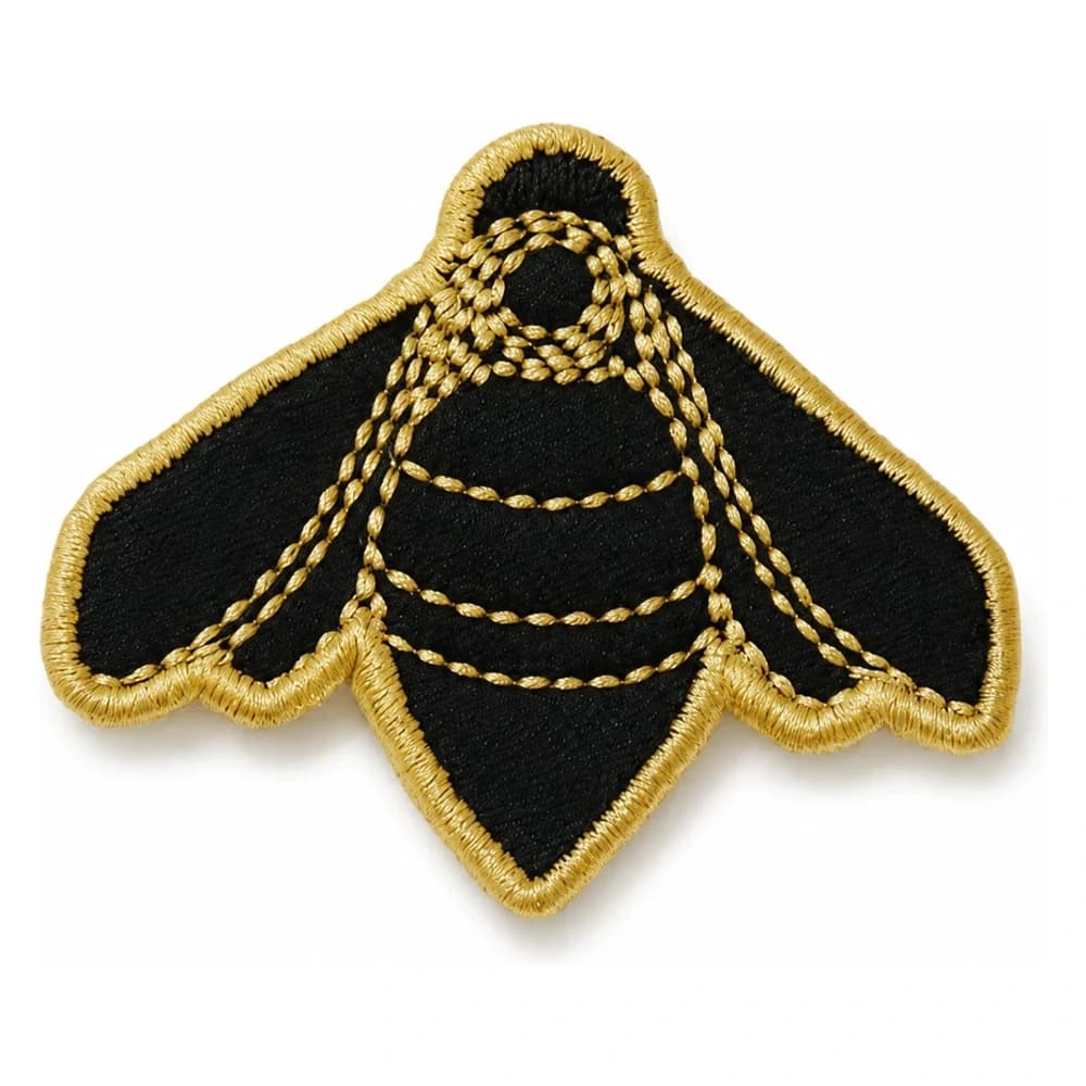 Écusson personnalisé brodé découpé à la forme d'un papillon noir et or