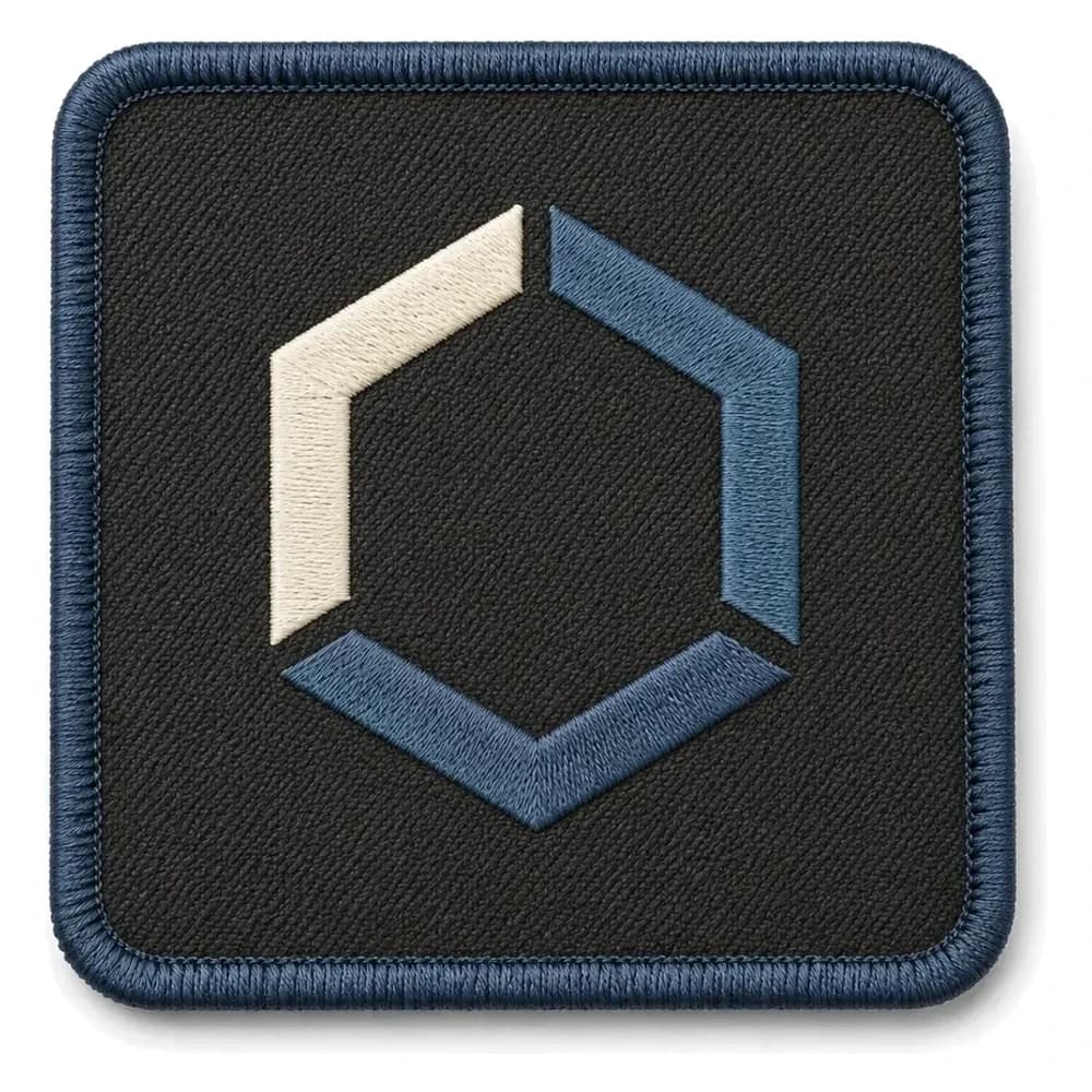 Écusson personnalisé brodé carré, logo d'entreprise hexagonal en fil crème et bleu ardoise sur fond charbon