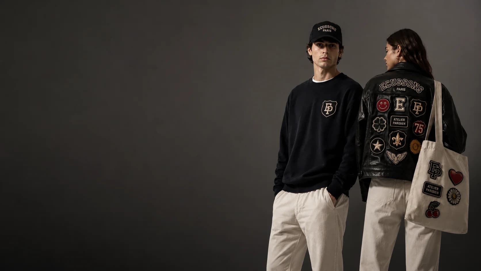 Duo portant des écussons brodés personnalisés : casquette, sweat, veste en cuir et tote bag ornés de patchs