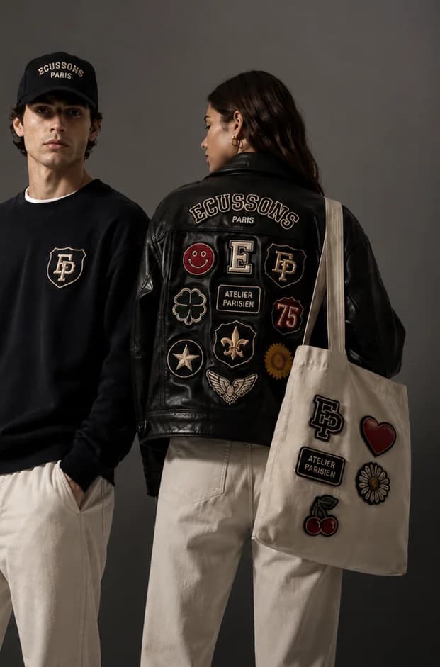 Duo portant des écussons brodés personnalisés : casquette, sweat, veste en cuir et tote bag ornés de patchs
