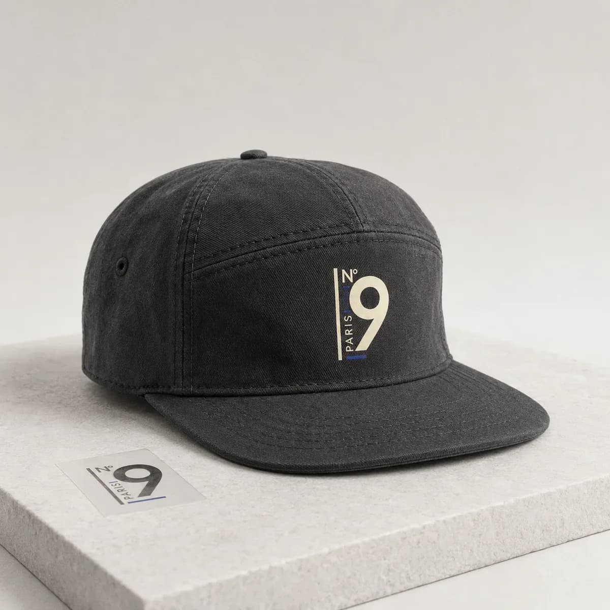 Impression DTF sur casquette noire : numéro 9 imprimé sur le panneau avant