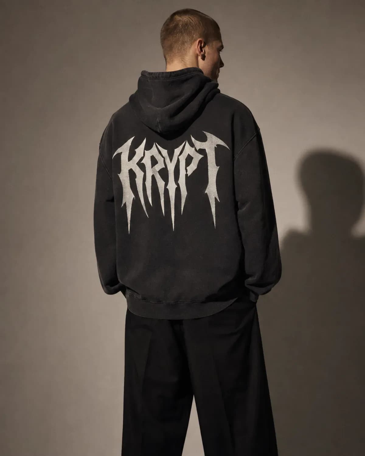 Impression DTF sur hoodie noir : visuel Krypt imprimé au dos