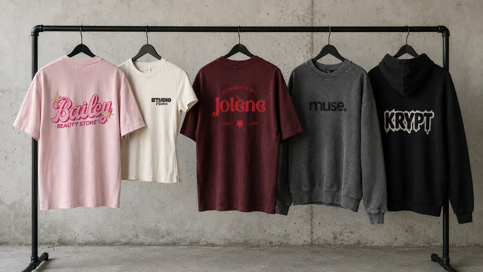 Impression DTF sur t-shirts et sweats rose, écru, bordeaux, gris et noir, sur un portant