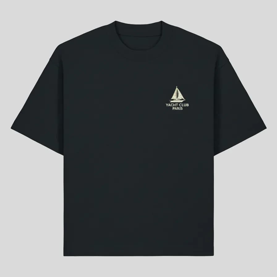 T-shirt personnalisé noir brodé côté cœur, logo Yacht Club Paris